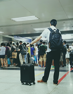 Aglomeração de pessoas no aeroporto