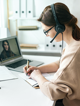 Operador em videochamada com o cliente