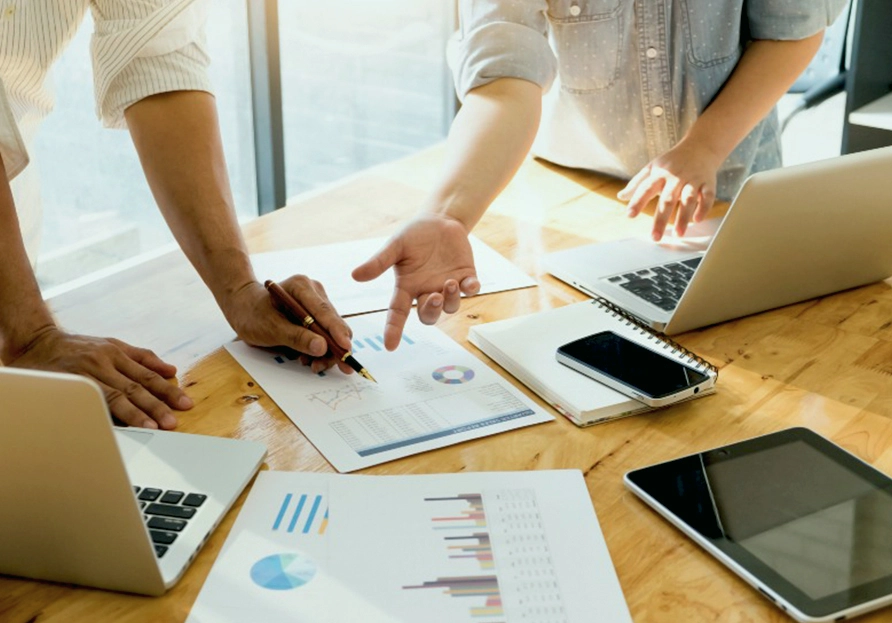 Beneficios de combinar canales físicos y digitales en marketing directo