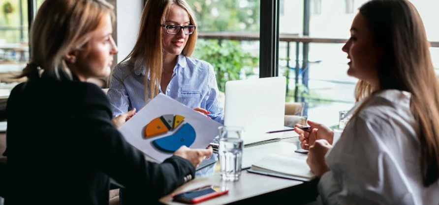 Benefícios das estratégias de comunicação omnicanal e multicanal