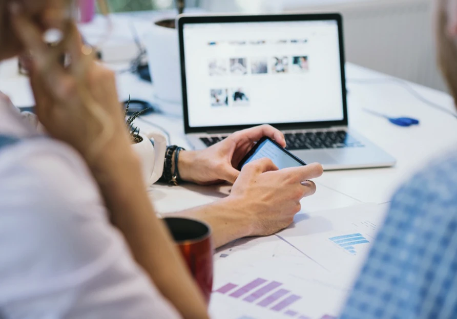 Crear campañas promocionales combinando canales digitales y físicos